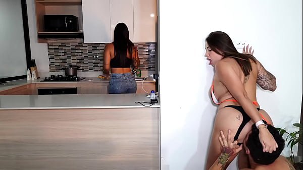 Cornuda cocina mientras me follo la gran polla de su marido – Sara Blonde – Salome Gil – Logan Salamanca